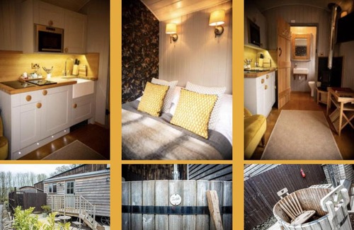 Foolow House | Exceptional Digby's Hut with Hot Tub & Pet-Friendly Options