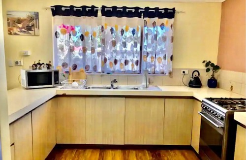 Piccadilly House | Convenient Diggers Dealers Accommodation with Family Amenities