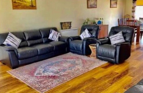 Piccadilly House | Convenient Diggers Dealers Accommodation with Family Amenities