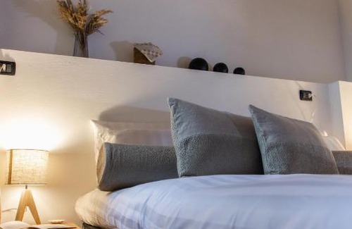 Canossa Bed & Breakfast | Discover Dimidium: Pet-Friendly Retreat with 9.3 Rating