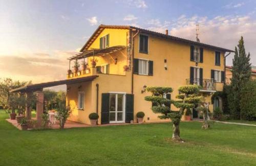 Pietrasanta House | Discover Dimora Arabella: Family-Friendly with Pool Access