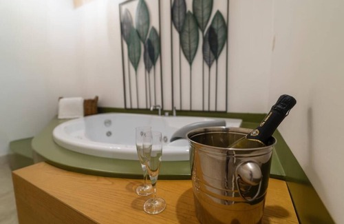 Mola di Bari Bed & Breakfast | Cozy Dimora CARASPI: Family-Friendly with Complimentary Breakfast