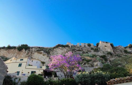 Amantea Bed & Breakfast | Discover Dimora Cavour: Family-Friendly with Breakfast Included