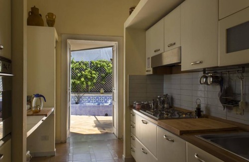Naples City Centre Apartment | Discover Dimora dei Giganti: Neapolitan Terrace Retreat