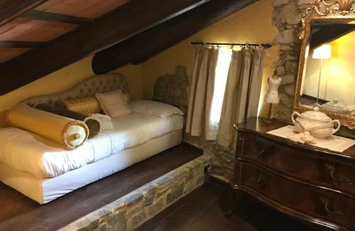Monforte d'Alba House | Experience Dimora I Manichei: 4-Star Stay with Pool & Hot Tub