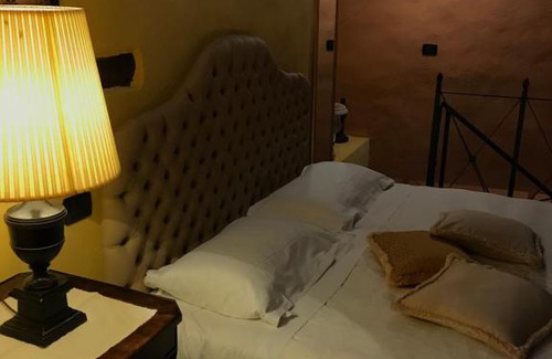 Monforte d'Alba House | Experience Dimora I Manichei: 4-Star Stay with Pool & Hot Tub