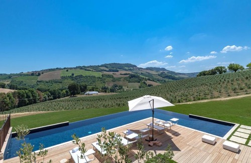 Montefiore dell'Aso Villa | Elegant Dimora Montefiore 11: Oceanfront Escape & Spa