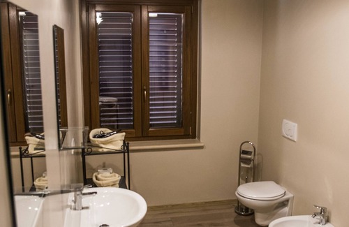 Offida Bed & Breakfast | Elegant Dimora Rosso Piceno: Pool, Breakfast & Family Fun
