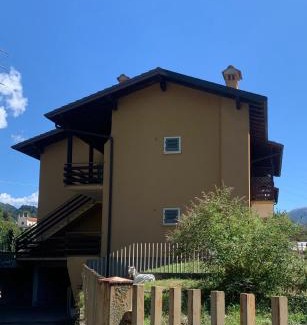 Rovetta Apartment | Child-Friendly Getaway at Dimora Sofia - 4-Star Retreat