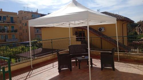 Suburbio XI della Vittoria Apartment | Inviting Dimora Trionfale: Pet & Child Friendly Retreat