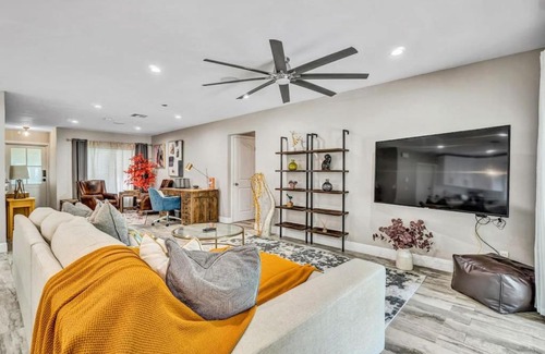 Tropic Palms House | Modern Dinas Home with Heated Pool & Oceanfront Views