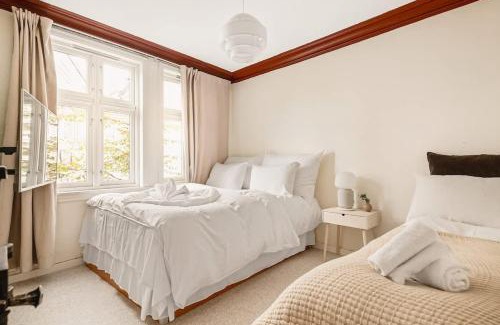 Bergen City Centre House | Explore Dinbnb Homes: Steps from Bryggen for Unforgettable Stays