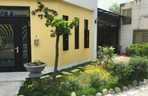 Hengchun Old Town Bed & Breakfast | Eco-Friendly Ding Dong Homestay with Cozy Fireplace