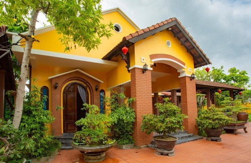 Huong Thuy House | Prime Dinh Homestay with Pool, 3 Min to City Center