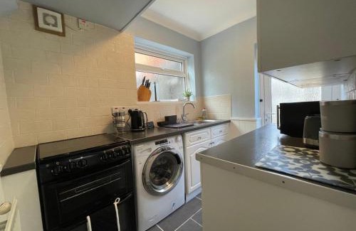 Birmingham House | Comfortable Dinizia: 2 Bedrooms, Ideal for Families