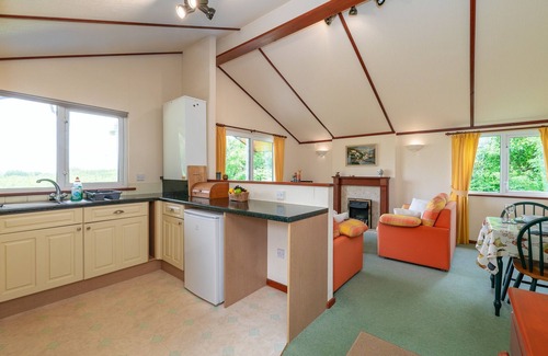 Penmon Cottage | Pet-Friendly Dinmor Chalet: Oceanfront Getaway for 4