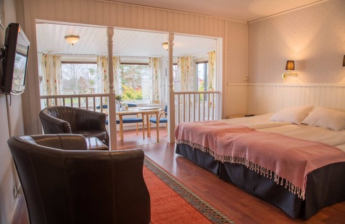 Mellerud Hotel | Welcoming Stay at Wärdshuset På Dal with Pool & Dining