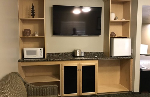 Vernal Hotel | Family-Friendly Dinosaur Inn & Suites with Pool and Dining