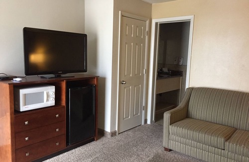 Vernal Hotel | Family-Friendly Dinosaur Inn & Suites with Pool and Dining