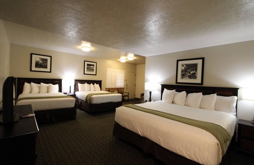Vernal Hotel | Family-Friendly Dinosaur Inn & Suites with Pool and Dining