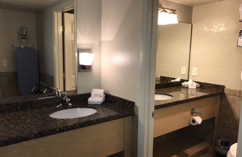 Vernal Hotel | Family-Friendly Dinosaur Inn & Suites with Pool and Dining