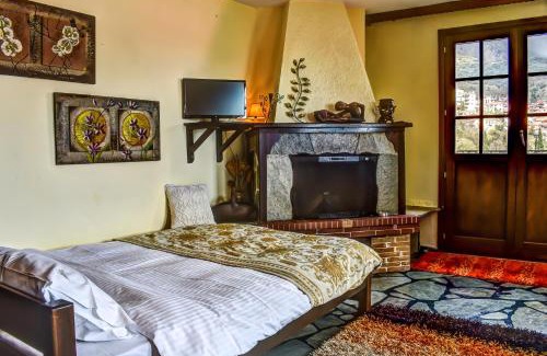 Arachova House | Inviting Dio Studios: Pet-Friendly with Breakfast Included
