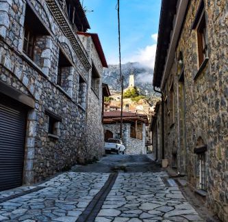 Arachova House | Inviting Dio Studios: Pet-Friendly with Breakfast Included