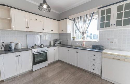Psalidi Apartment | Discover Dion House: Family-Friendly Getaway with 9.5 Rating
