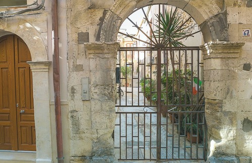 Ortigia Apartment | Tranquil Dione Monolocale: Wheelchair Accessible & Family-Friendly