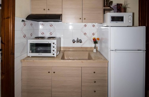 Paralia Dionysiou House | Discover Dionisos Palms: Pet-Friendly Oasis with Pool