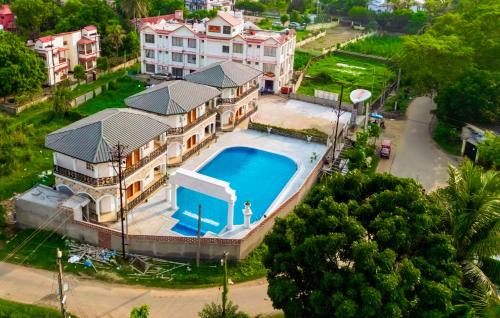 Bolpur Hotel | Dip Holidays: Family-Friendly Hotel with Pool & Dining Options