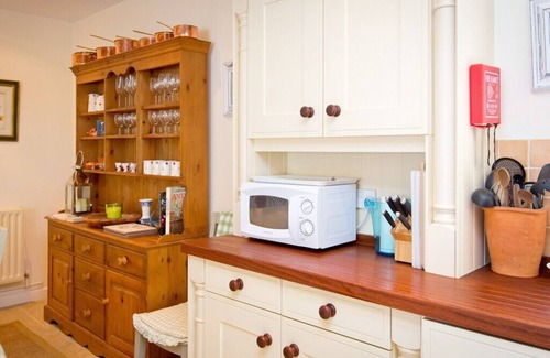 New Forest District House | Experience Direct Access to New Forest with Ocean Views