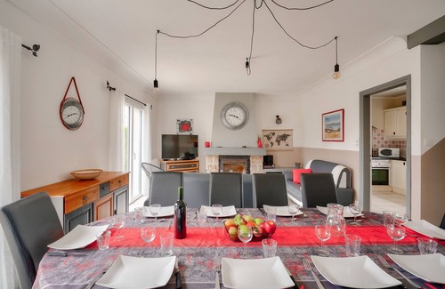 Loctudy Ski Chalet | Beachfront House for 11 with Ocean View & Breakfast