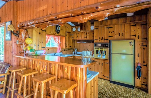 South Bruce Peninsula House | Retro Cottage Getaway with Ocean Views and Pet-Friendly Vibes