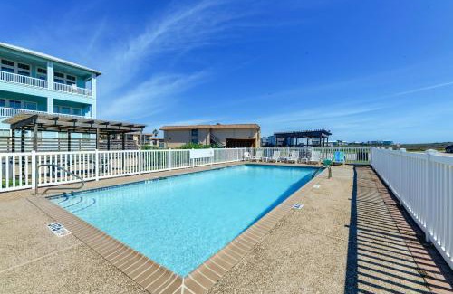 Port Aransas Apartment | Beachfront Port Aransas Condo with Pool and Ocean Views
