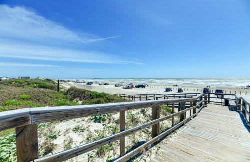 Port Aransas Apartment | Beachfront Port Aransas Condo with Pool and Ocean Views