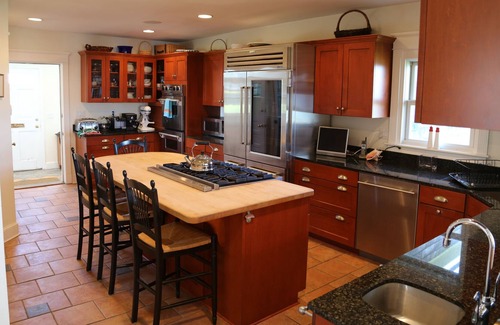 Easton's Point House | Direct Beachfront -- Newport's Easton's Beach