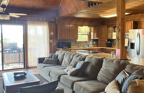 Nancy House | Tranquil Lake House with Direct Access and Amazing Amenities