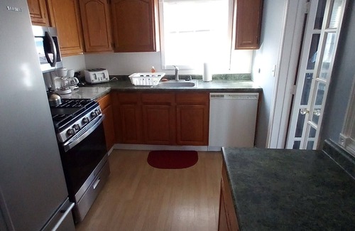 Hull Condo | Direct ocean view 4-bed 2 bath in fabulous Hull with AC,WiFi deck walk to beach