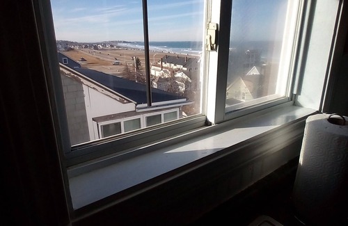 Hull Condo | Direct ocean view 4-bed 2 bath in fabulous Hull with AC,WiFi deck walk to beach