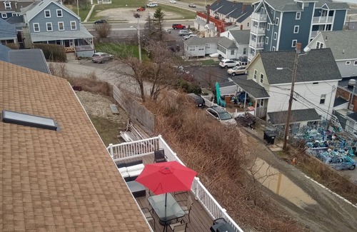 Hull Condo | Direct ocean view 4-bed 2 bath in fabulous Hull with AC,WiFi deck walk to beach