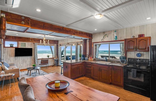 St. Augustine House | Beachfront Artist Haven with Ocean View & Spa Amenities