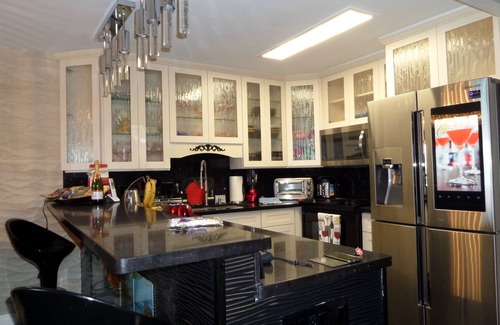 Waikiki Hotel | Oceanfront Escape in Waikiki: Newly Renovated & Rated 9.8!