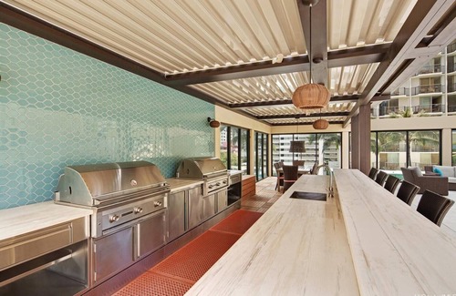 Waikiki Hotel | Oceanfront Escape in Waikiki: Newly Renovated & Rated 9.8!