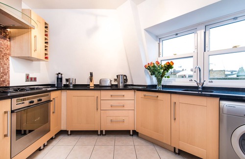 Hammersmith Apartment | Idyllic River Views Just 15 Mins from Central London