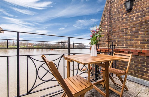 Hammersmith Apartment | Idyllic River Views Just 15 Mins from Central London