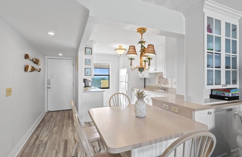 Hutchinson Island South Condo | Beachfront Condo with Ocean View & Spa in Jensen Beach