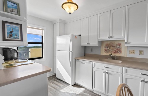 Hutchinson Island South Condo | Beachfront Condo with Ocean View & Spa in Jensen Beach