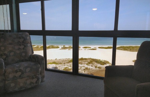 Sand Key Condo | Beachfront Escape: Fall Asleep to Waves & Ocean Views!