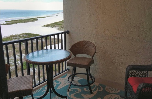 Sand Key Condo | Beachfront Escape: Fall Asleep to Waves & Ocean Views!